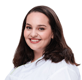 Žena v bielom plášti.