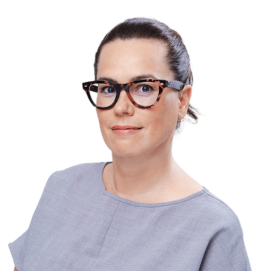 Ingrid Kmet'ova 1 Žena s okuliarmi, šedý top