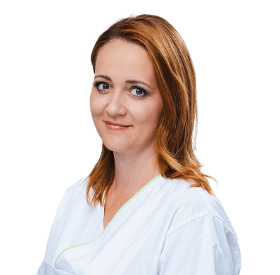 Žena v bielom lekárskom úbore