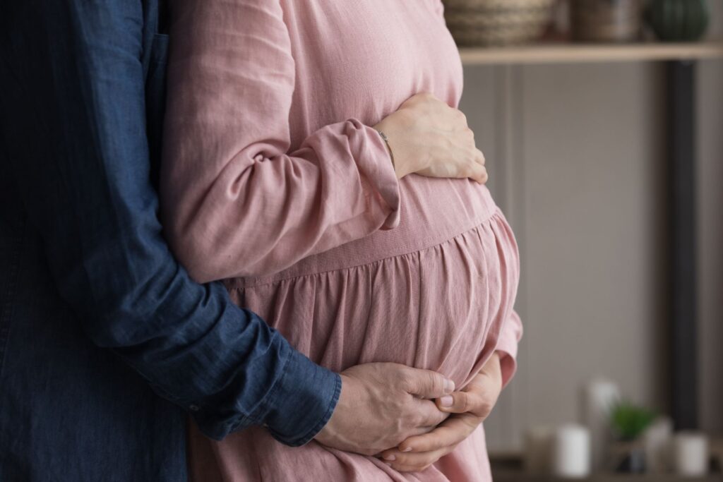 Pár držiaci tehotenské bruško