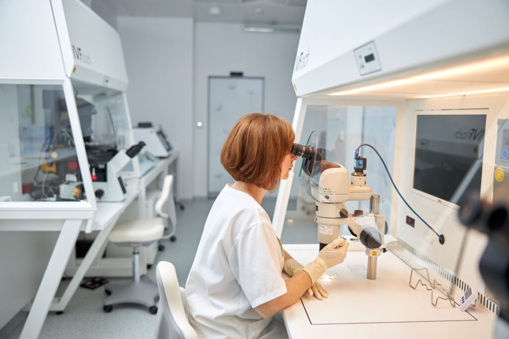 IUI 9 Moderné embryologické laboratórium IVF centra s embryologičkou pozerajúcou do mikroskopu