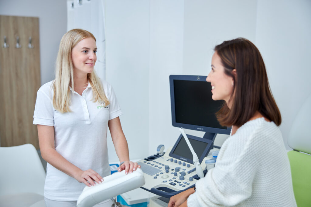 Žena pri ultrazvukovom vyšetrení.