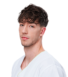 Muž v bielom oblečení.