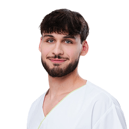 Muž v bielom lekárskom oblečení.