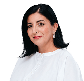 Žena v bielom tričku a náušniciach