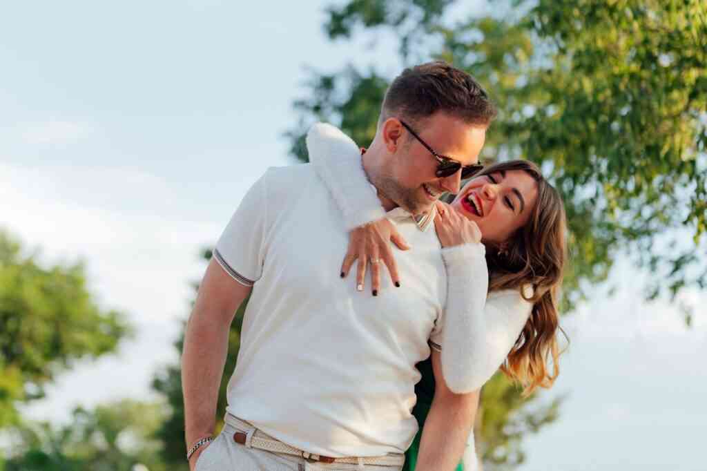 Pár v prírode, romantický moment.